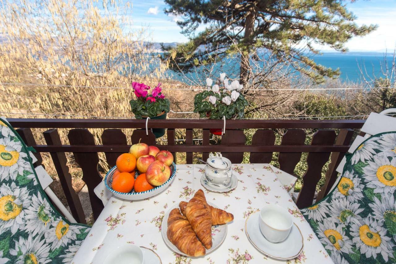 Comfy And Warm Ap With Balcony Surrounded With Beautiful Nature Lovran Luaran gambar